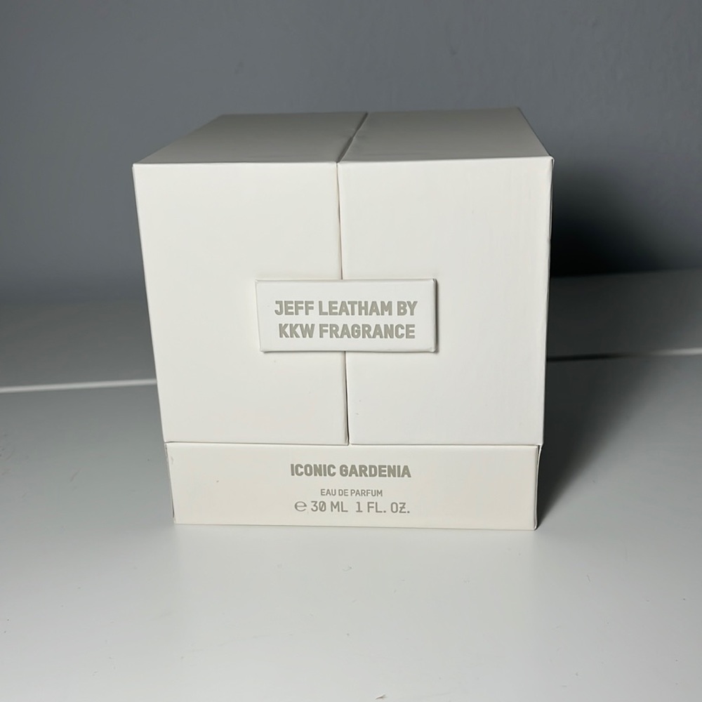 KKW Iconic Gardenia open box sprayed once